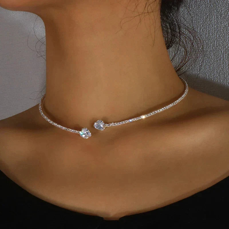 Elegante goldene Damen-Collierhalskette mit funkelndem Zirkonia-Kreis-Anhänger, ein glänzendes Schmuck-Accessoire.