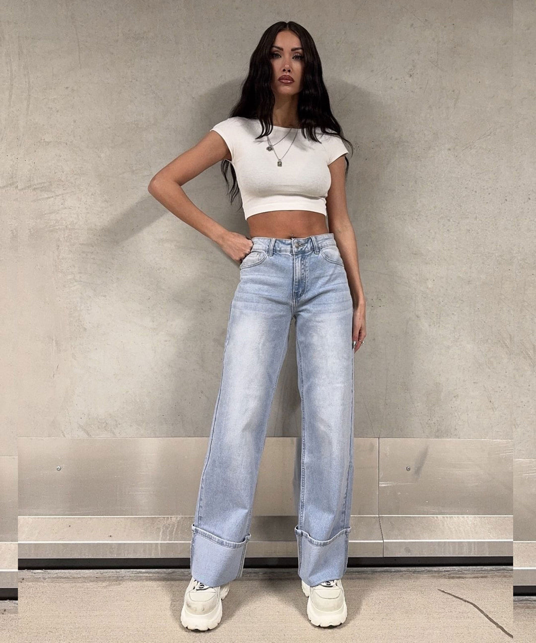 Damen Stretch Wide Leg Jeans in klassischer Denim-Optik, weite Passform für modernen Stil und Bewegungsfreiheit.