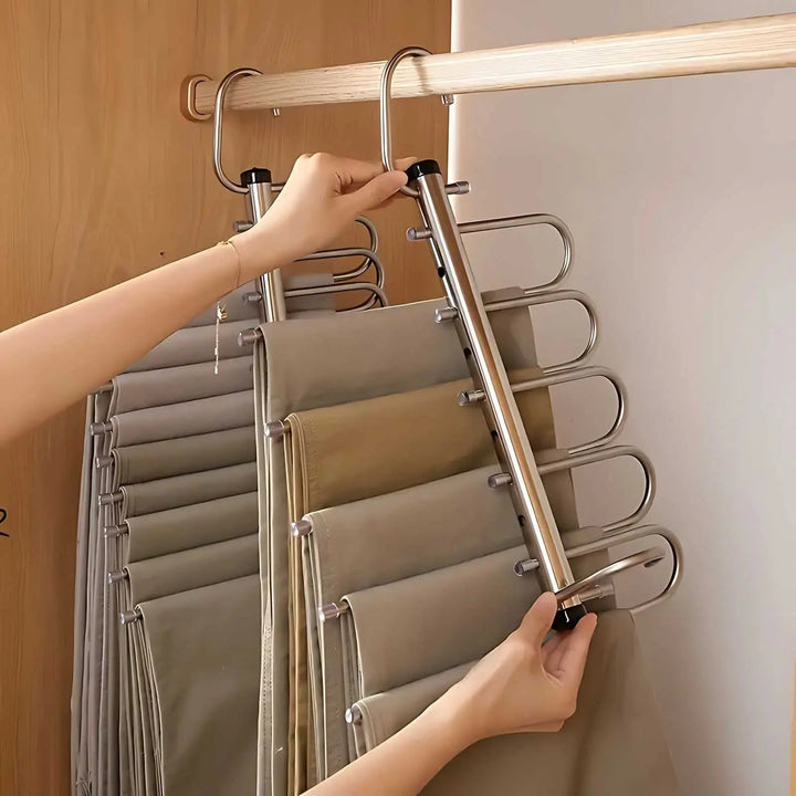 Hängender Kleiderschrank-Organizer schafft extra Stauraum & Ordnung für Kleidung & Accessoires im Schrank.
