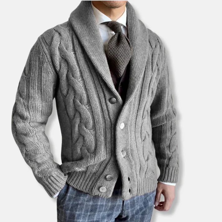 Warme Herren Grobstrick Cardigan mit Schalkragen, Zopfmuster und Knopfleiste. Ideal für kalte Tage.