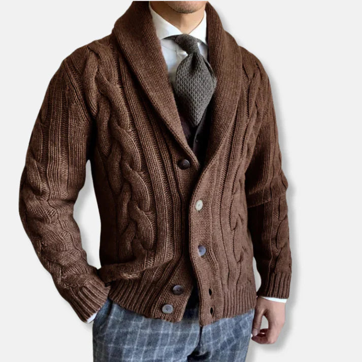 Zeitlos elegante Herren Strickjacke mit Schalkragen, Zopfmuster. Vielseitiger Grobstrick Cardigan für Ihn.