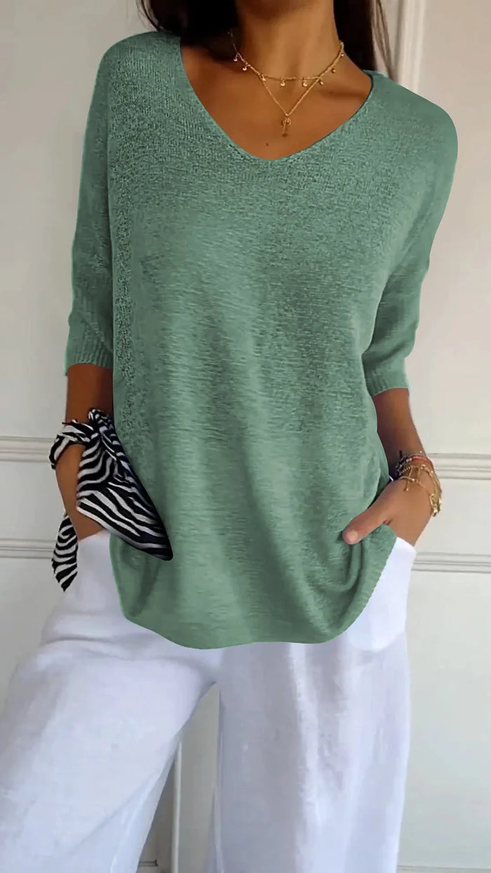 Damen Stricktop mit V-Ausschnitt in minimalistischem Design. Bequemes Oberteil mit Wohlfühl-Schnitt für Frühling.