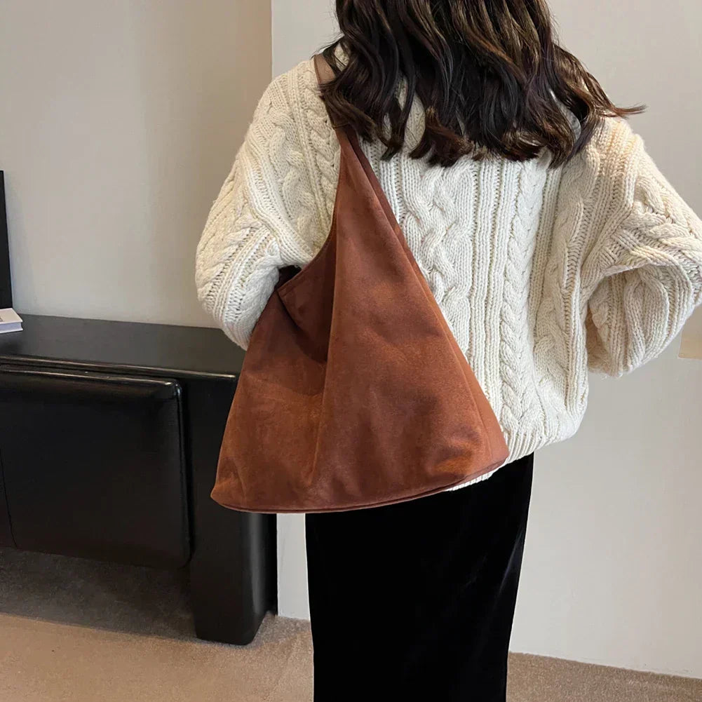 Stilvolle beige Wildleder Tote Bag für Damen, perfekt als große Alltags- oder Pendlertasche.