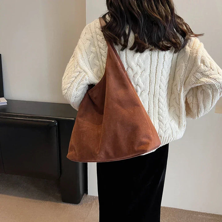 Stilvolle beige Wildleder Tote Bag für Damen, perfekt als große Alltags- oder Pendlertasche.