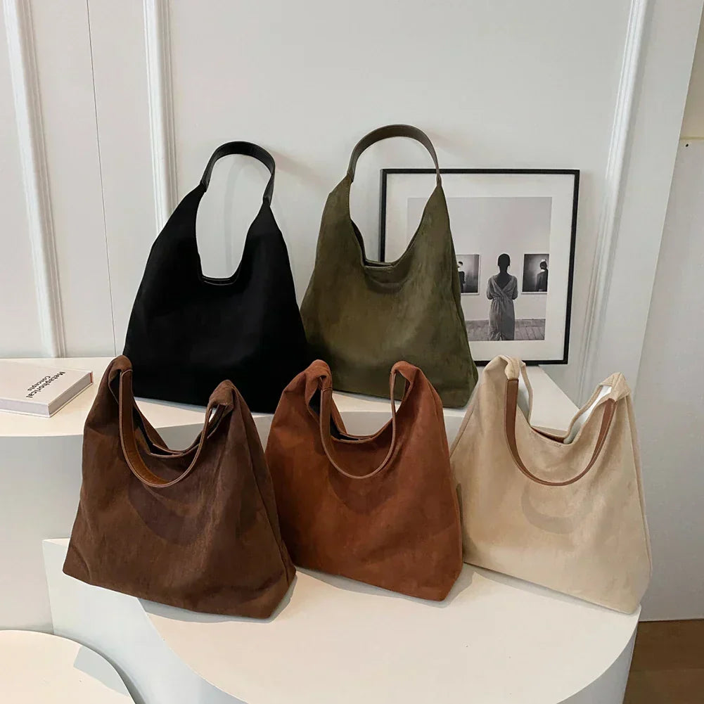 Elegante schwarze Damen Wildleder Schultertasche, geräumig für Herbst & Winter Mode.