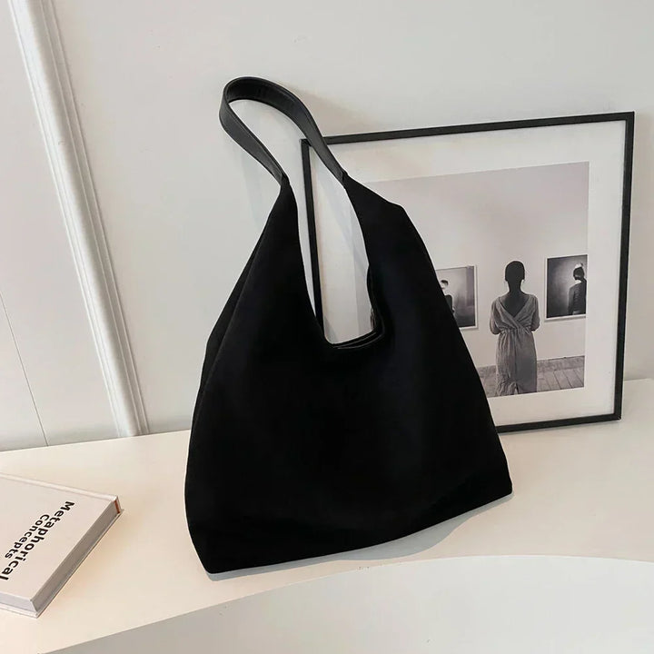 Detailansicht einer geräumigen Damen Wildleder Tote Bag in Braun, ideal für Büro und Freizeit.