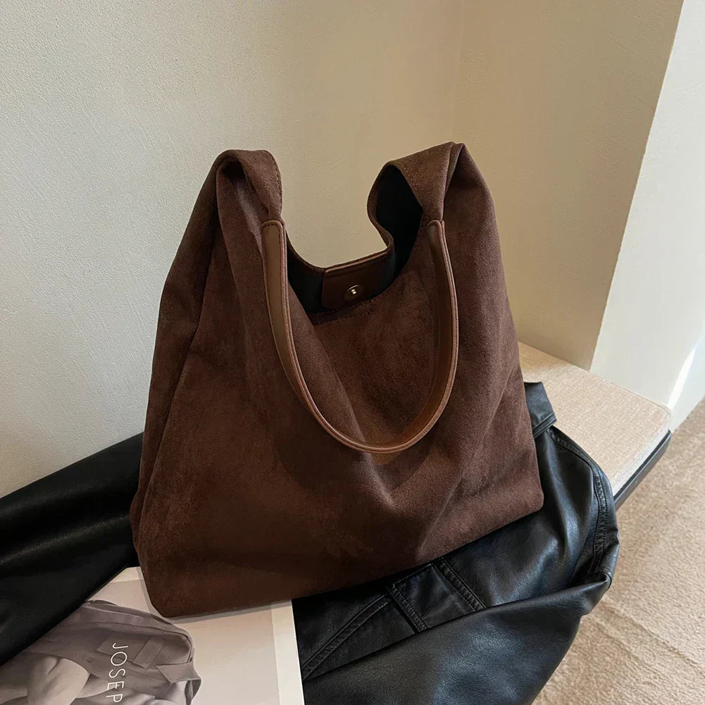 Modische Wildleder Tote Bag in Beige, stilvolle Schultertasche für Damen, perfekt für die Herbst-Saison.