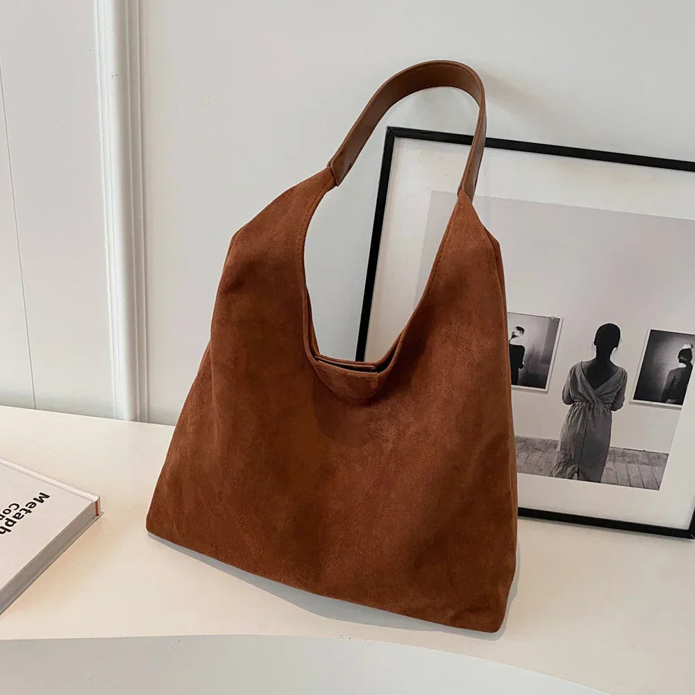 Braune Damen Wildleder Tote Bag, geräumige Schultertasche für eleganten Alltag.