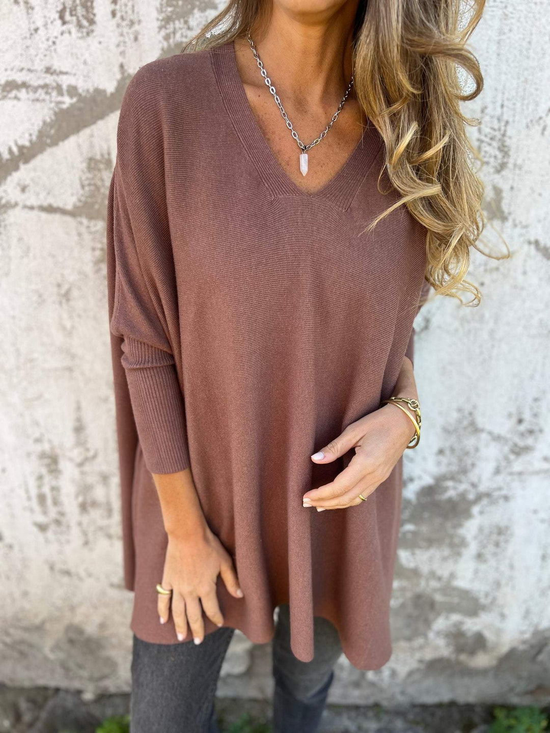 Bequemes Damen Oversize Sweatshirt mit V-Ausschnitt. Lockerer Schnitt und 3/4 Arm für entspannten Freizeit-Look.