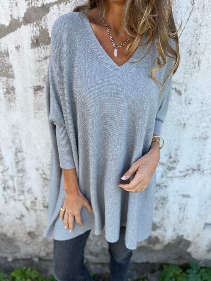 Elegantes Damen Sweatshirt oversize mit V-Ausschnitt und Rippdetails. Vielseitiger Pullover für Frühling und Herbst.