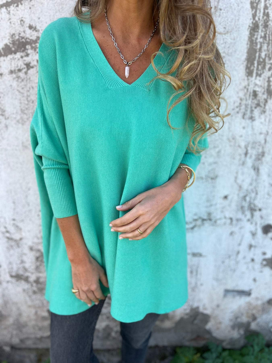 Casual-elegantes Damen Oversize Sweatshirt mit V-Ausschnitt. Lockerer Damenpullover für gemütliche und stilvolle Outfits.