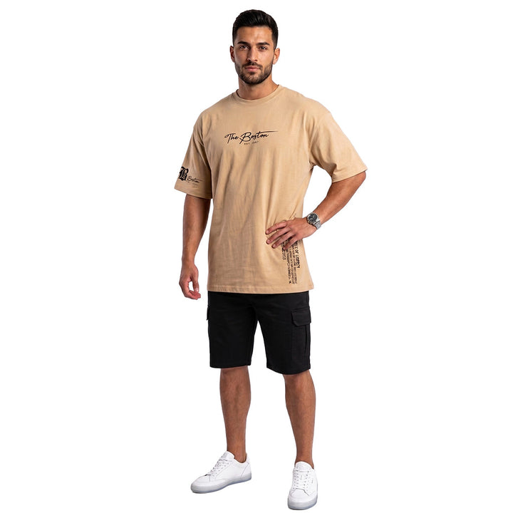 Herren Oversized Kurzarm Rundhals T-Shirt. Cooles Statement-Grafikshirt für entspannte Streetwear-Outfits.