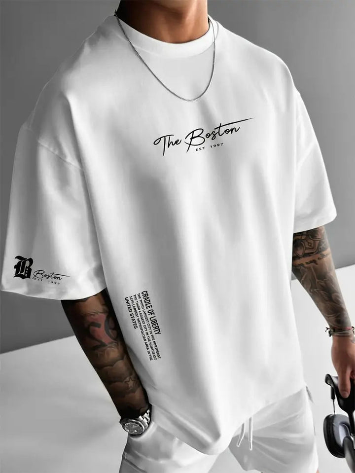 Loose Fit Herren T-Shirt mit coolem Statement Grafik-Print. Rundhals, Kurzarm für Urban Streetwear.