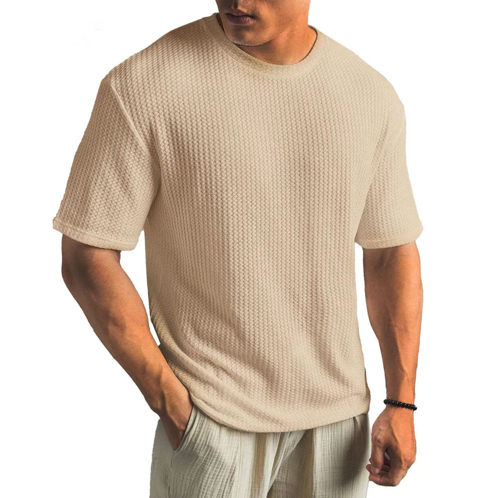 Ein Mann trägt ein vielseitiges Herren T-Shirt mit Struktur-Optik. Perfekt für modernen Freizeit- & Alltags-Look.