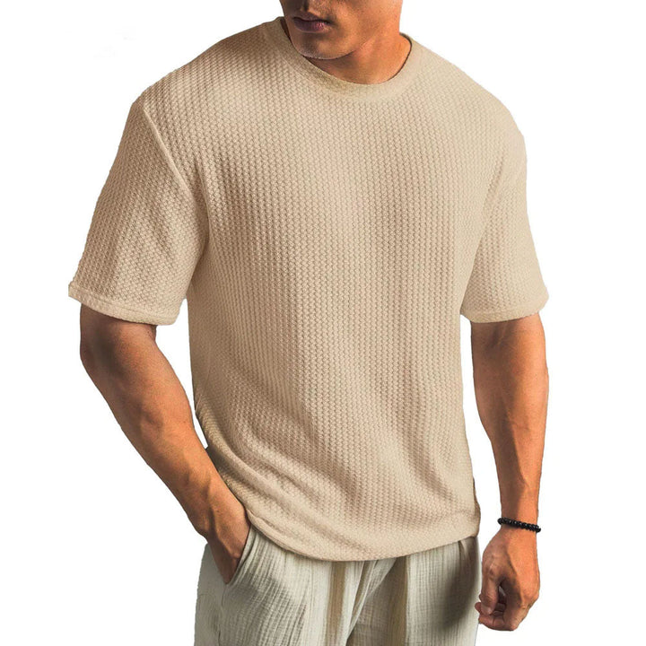 Ein Mann trägt ein vielseitiges Herren T-Shirt mit Struktur-Optik. Perfekt für modernen Freizeit- & Alltags-Look.