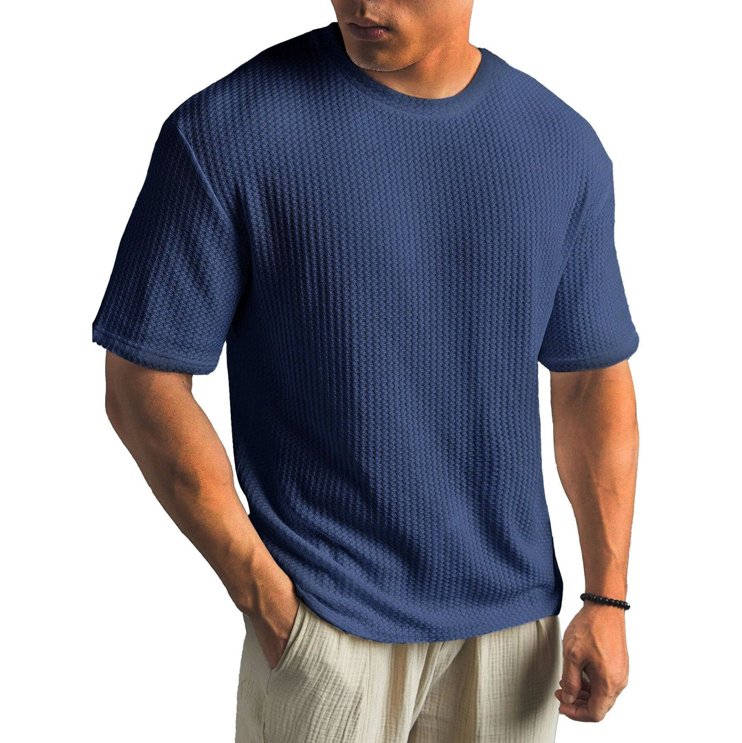 Gefaltetes Herren T-Shirt in modernem Design. Das Rundhals-Shirt mit Struktur-Optik ist atmungsaktiv & vielseitig.