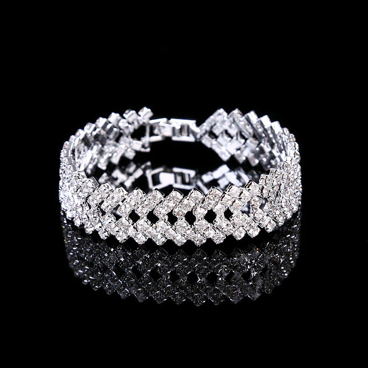 Detailansicht des funkelnden Damen Charm-Armbands mit diversen Kristallanhängern, die Eleganz verströmen.