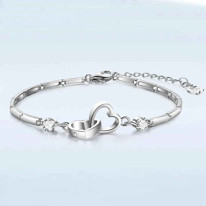 Glänzendes Damen 925er Silberarmband mit zwei verbundenen Herzen. Klassisches, romantisches Schmuck-Accessoire.