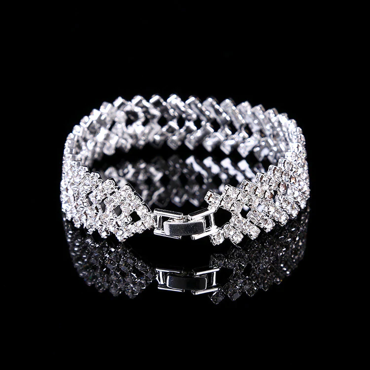 Schillerndes Damen Armband mit Kristall-Charms, ein glamouröses Schmuckstück für den femininen Look.