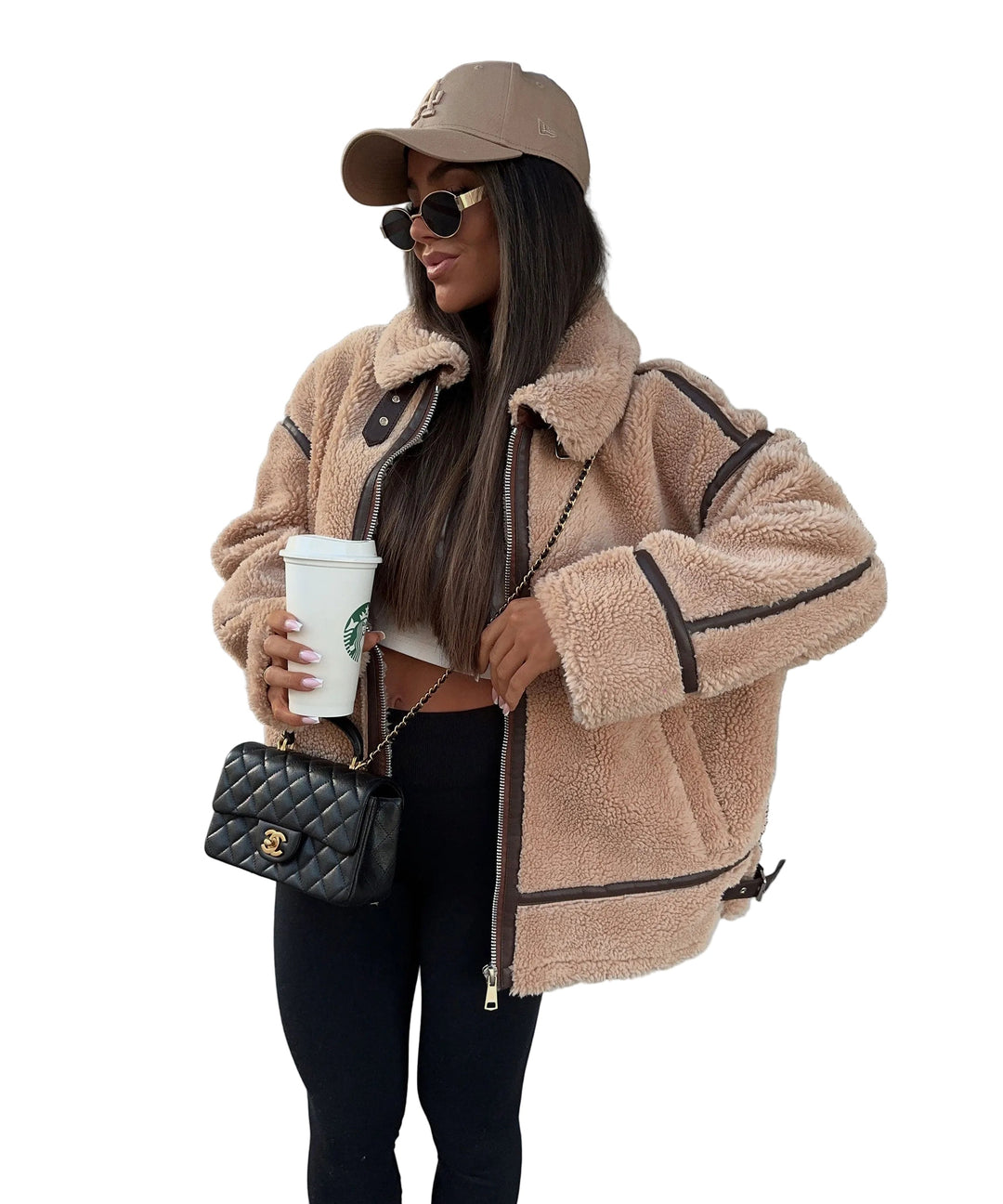 Stilvolle Damen Teddyjacke im Bikerstil für Herbst & Winter, warm und gemütlich, in Beige. Ideal für Damenmode.