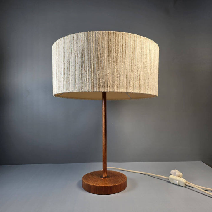 Teakholz Tischlampe im Mid-Century Stil mit rundem Textilschirm; elegante Vintage Beleuchtung für Wohnzimmer.