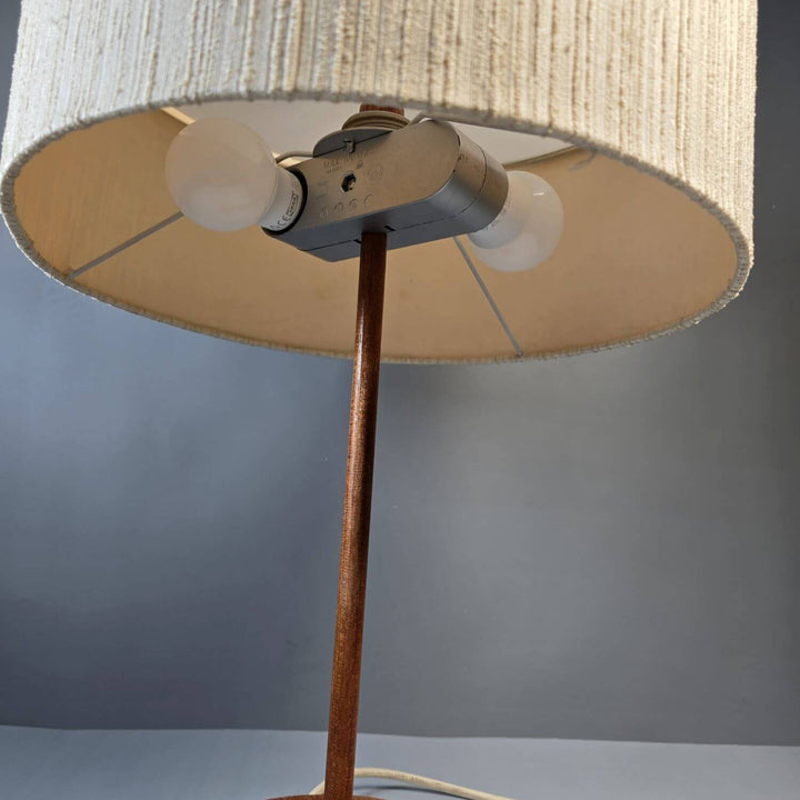 Runde Textilschirm Tischlampe auf robustem Teakholzfuß; Mid-Century Design für moderne Wohnbereiche.