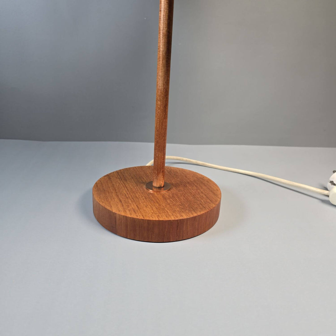 Stilvolle Mid-Century Teakholz Tischlampe mit detailreichem Holzfuß und Textilschirm; retro Akzentbeleuchtung.
