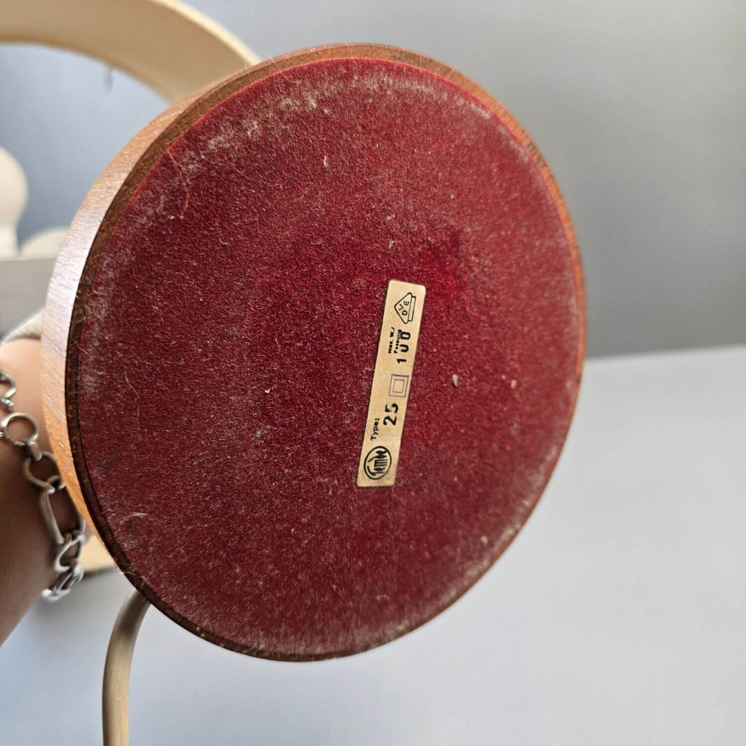 Mid-Century Stil Teakholz Tischlampe mit hellem Textilschirm; funktionale und dekorative Wohnzimmerbeleuchtung.