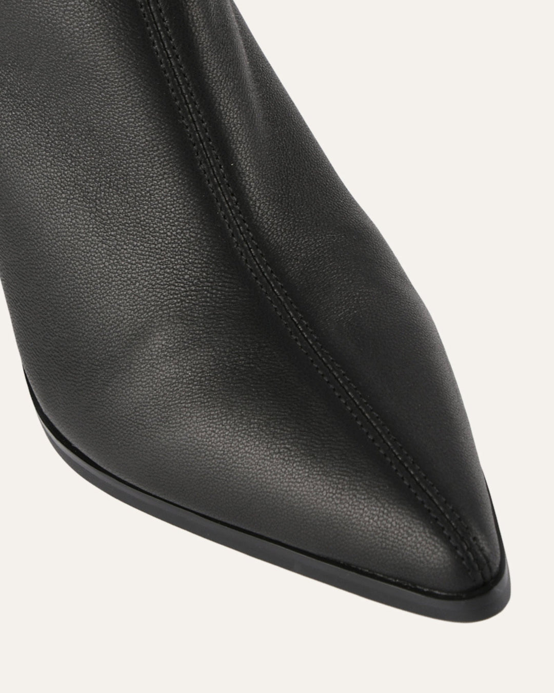 Komfortable schwarze Damenstiefeletten, knöchelhoch, mit stabilem 9 cm Blockabsatz. Trendschuh für Winter.