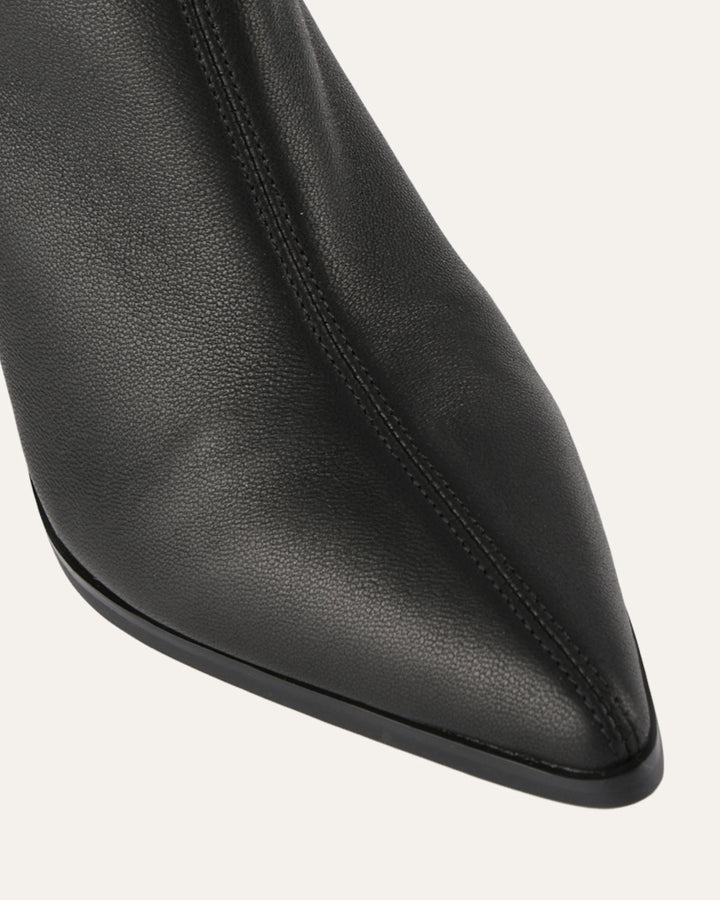 Komfortable schwarze Damenstiefeletten, knöchelhoch, mit stabilem 9 cm Blockabsatz. Trendschuh für Winter.