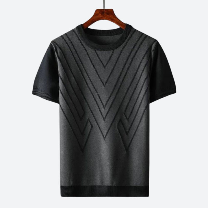 Nahaufnahme: Texturiertes Herren T-Shirt, Strukturdesign. Komfortables, atmungsaktives Kurzarm-Shirt für Herren.