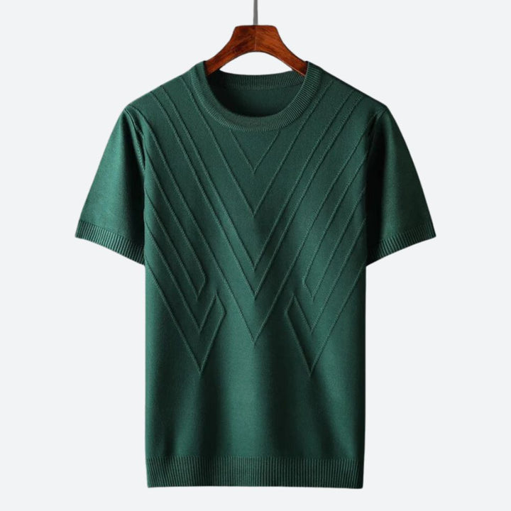 Mann trägt stilvolles, texturiertes Herren T-Shirt mit Rundhals. Modernes Kurzarm-Shirt für Casual & Sommerlook.