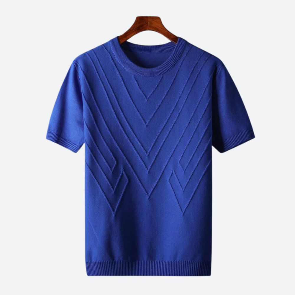 Flach liegendes texturiertes Herren T-Shirt, Kurzarm, Rundhals. Stilvolles, modernes Strick-Shirt für Freizeitmode.
