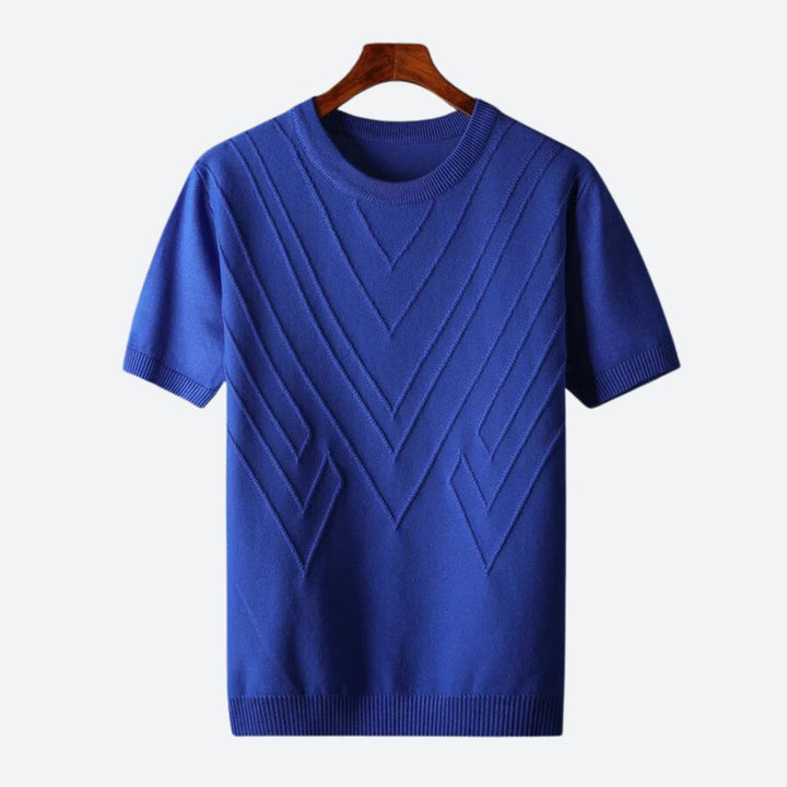 Flach liegendes texturiertes Herren T-Shirt, Kurzarm, Rundhals. Stilvolles, modernes Strick-Shirt für Freizeitmode.