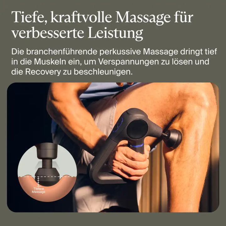 Frau massiert ihre Beine nach dem Sport mit der Massagepistole für schnelle Erholung und Regeneration.