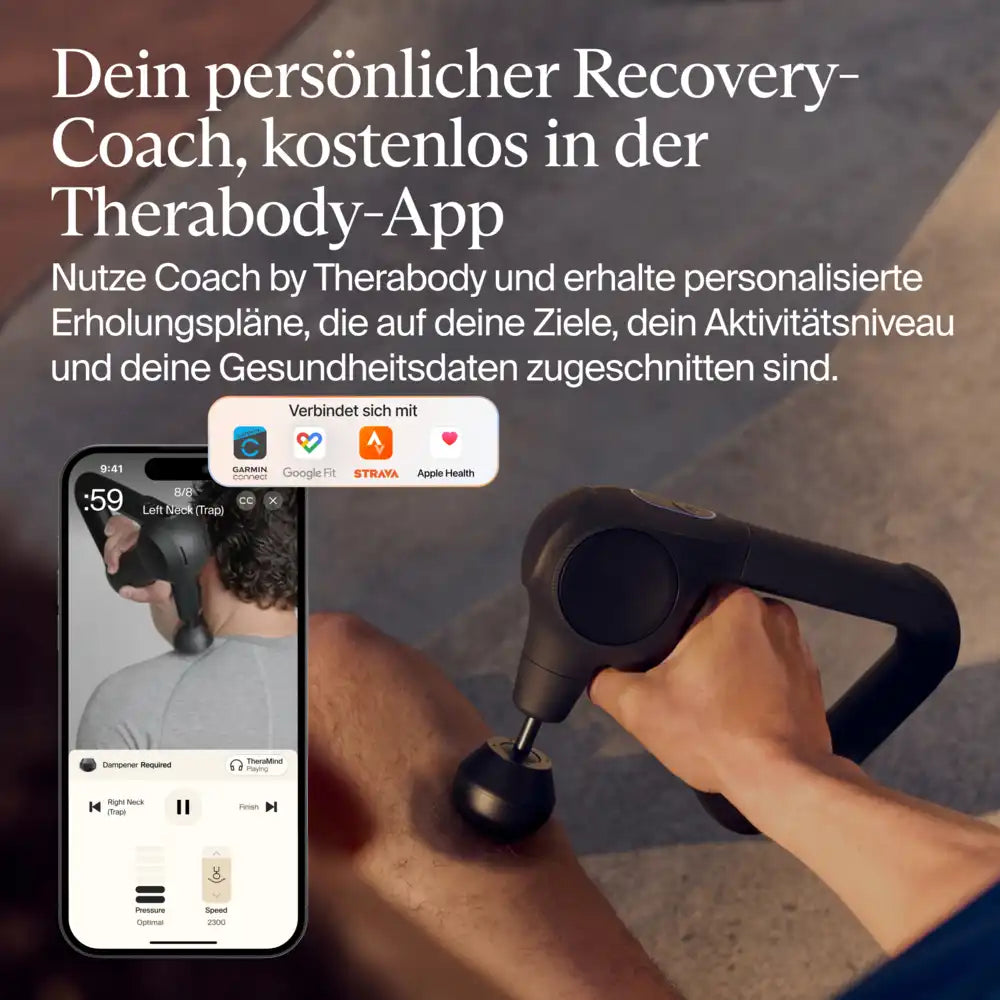 Entspannte Person nutzt die Tiefengewebe Massagepistole zu Hause für umfassende Muskelentspannung.