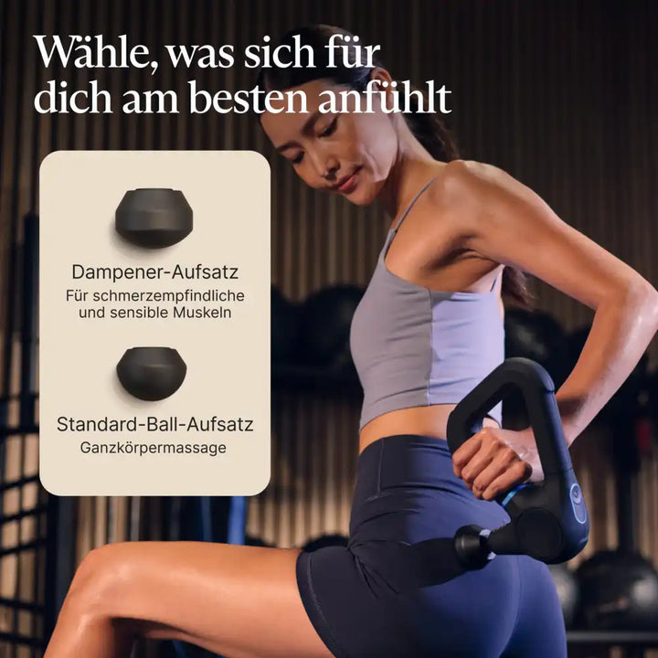 Frau massiert ihren Arm mit der handlichen Massagepistole, fördert Durchblutung und Muskelregeneration.