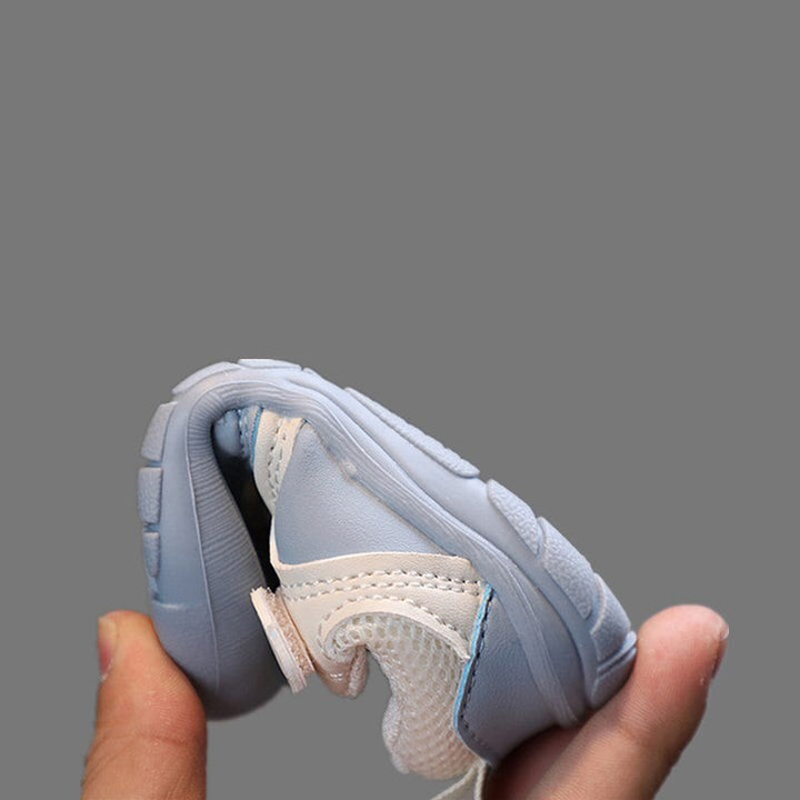 Barfußschuhe für Babys: flexible Sohle simuliert Barfußlaufen, ideal für gesunde Fußentwicklung.