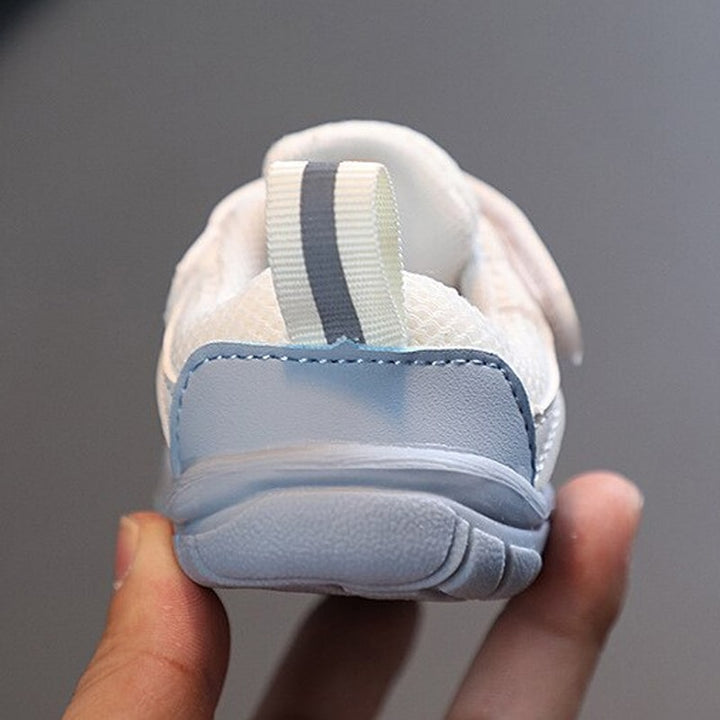 Praktische Baby Barfuß-Schuhe mit einfacher Passform, fördert gesunde Fußentwicklung & Laufkomfort.