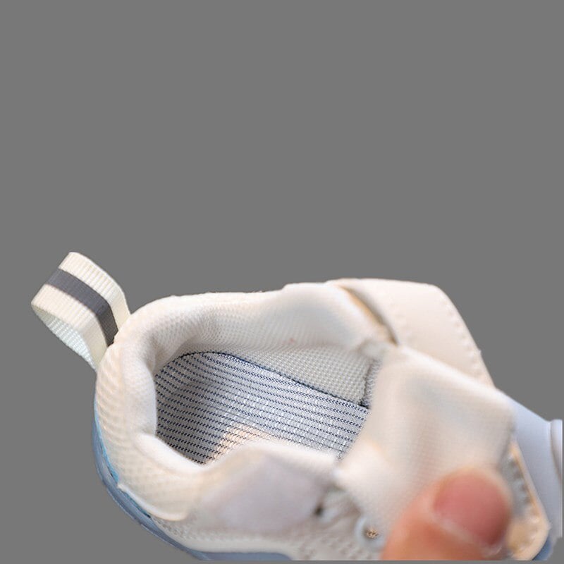 Baby Lauflernschuhe mit weicher, flexibler Sohle für natürliche Bewegungsfreiheit & gesunde Fußentwicklung.