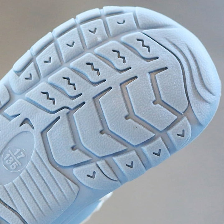 Rutschfeste Baby Barfußschuhe: sichere erste Schritte & gesunde Fußentwicklung auf jedem Untergrund.
