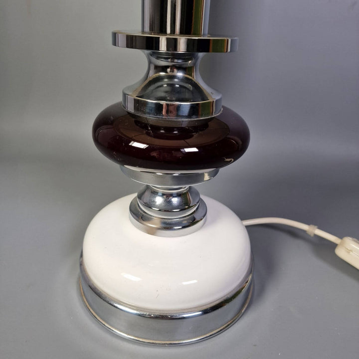 Markante Chrom-Tischleuchte, 60 cm Höhe, im ikonischen 70er Jahre Design. Bringt Vintage-Flair in Ihr Zuhause.