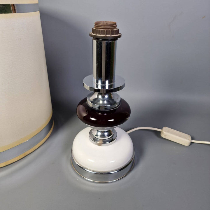 Elegante Retro-Tischlampe im Vintage-Stil der 70er Jahre mit glänzendem Chrom. Ideal für Wohnzimmer.