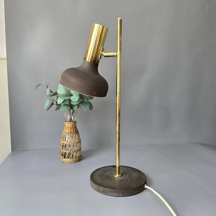 Nahaufnahme: Verstellbare Gelenke der Vintage Schreibtischlampe aus Messing & Metall, E27, für gezieltes Licht.