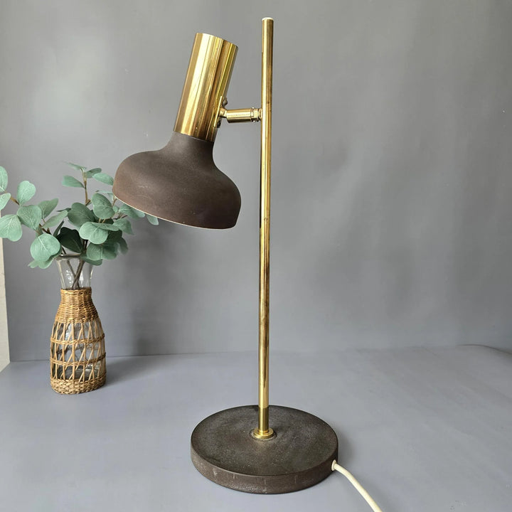 Verstellbare Vintage Schreibtischlampe aus Messing & Metall, ideal für Büro oder Wohnzimmerbeleuchtung.