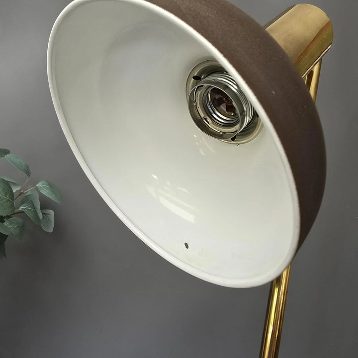 Retro Tischleuchte aus gebürstetem Messing & schwarzem Metall, verstellbar, E27 Fassung für warmes Licht.