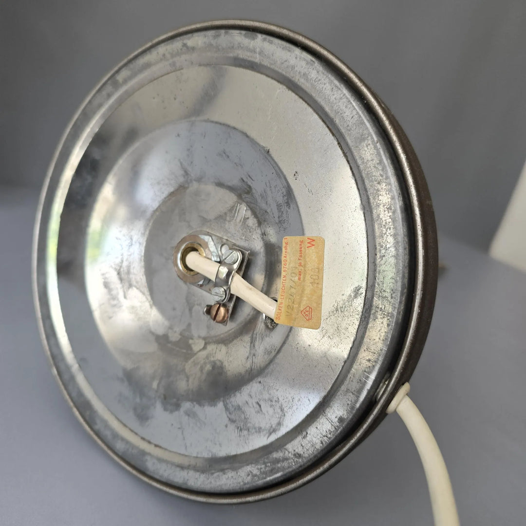Elegante Vintage Schreibtischleuchte im Industriestil, Messing & Metall, perfekte Retro-Beleuchtung fürs Büro.
