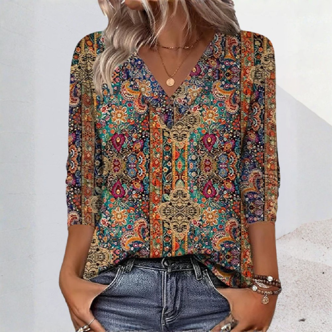 Dunkelbraunes Damen Boho Top mit V-Ausschnitt, Langarm und orientalischem Muster. Lockere Passform für Freizeitmode.