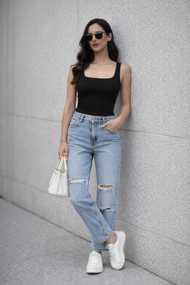 Figurbetontes Damen Top mit stilvollem Eckausschnitt. Ärmelloses Basic Tanktop für Mode & sommerliche Outfits.