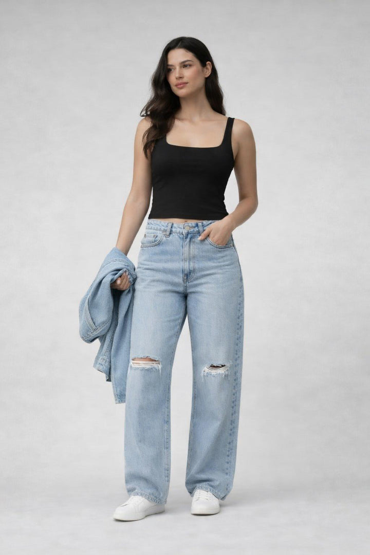Modernes Damen Basic Top, figurbetont mit Eckausschnitt. Ärmelloses Tanktop, vielseitig für stilvolle Alltagsmode.